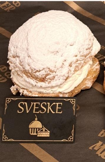 Fastelavnsbolle med fløde, creme og svesker