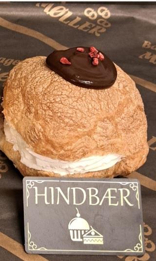 Fastelavnsbolle med fløde,  creme og hindbær