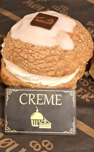 Fastelavnsbolle med fløde og creme